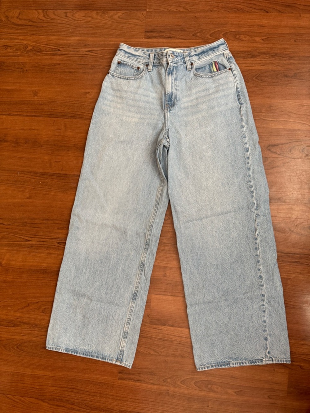 A&F Curve Love High Rise Wide Leg Fish Embroidery Jeans - Picture 5 of 13